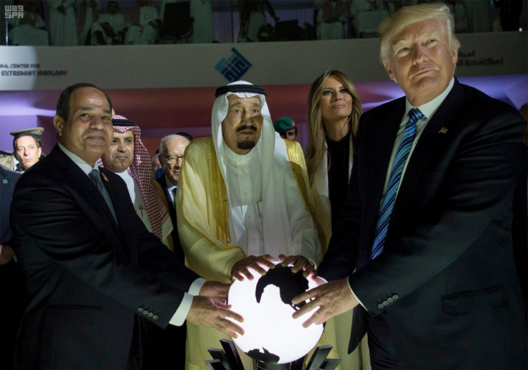 Trump, Sisi ve Kral Selman'ın dünya küresine ellerini koyduğu bu kare uzun süre konuşulmuştu.